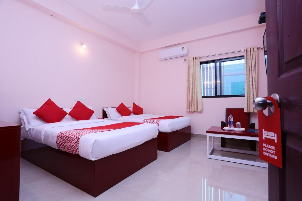 Oyo 13577 Tkr Metro Residency Hotell Kochi Eksteriør bilde