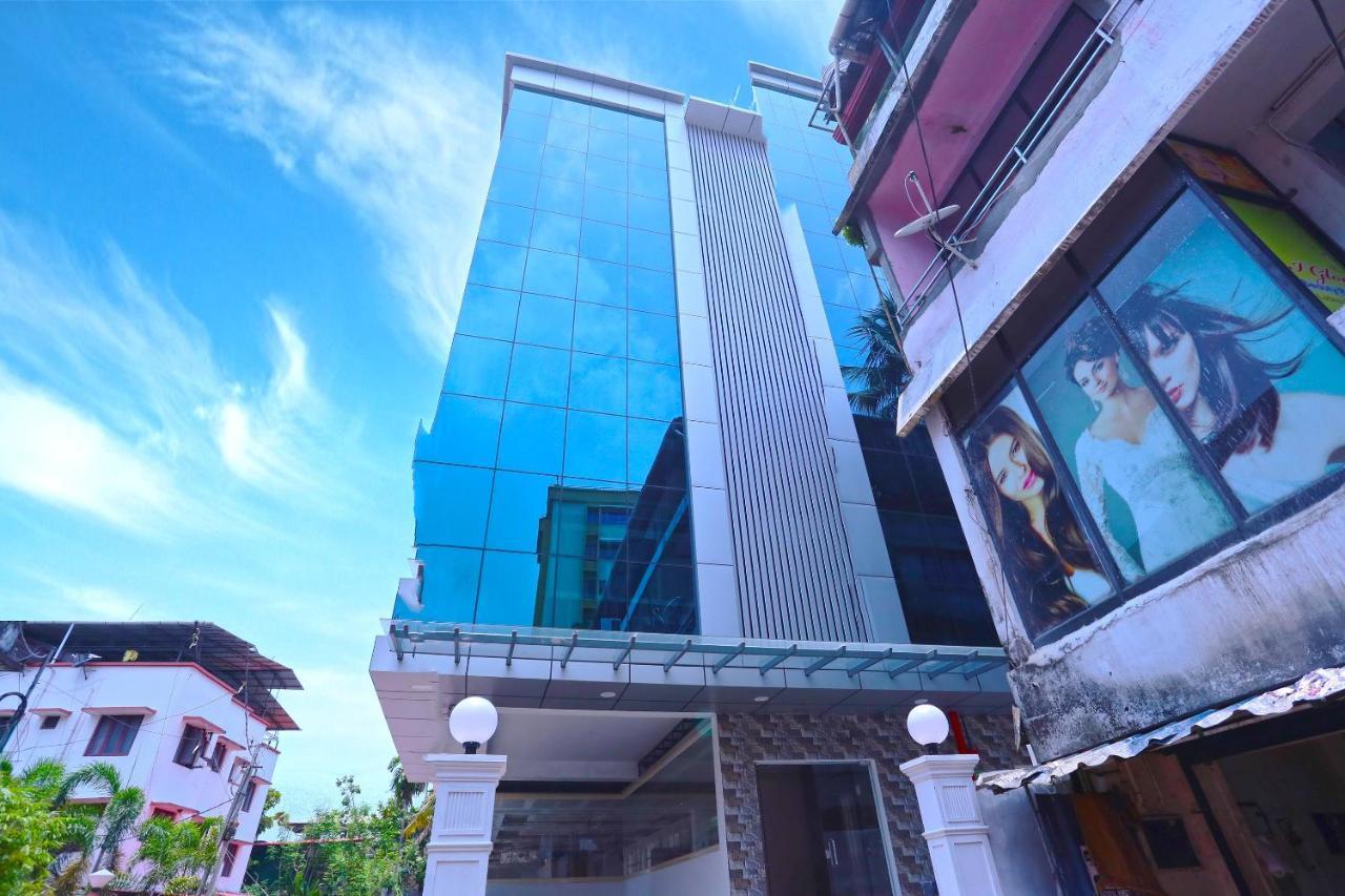 Oyo 13577 Tkr Metro Residency Hotell Kochi Eksteriør bilde