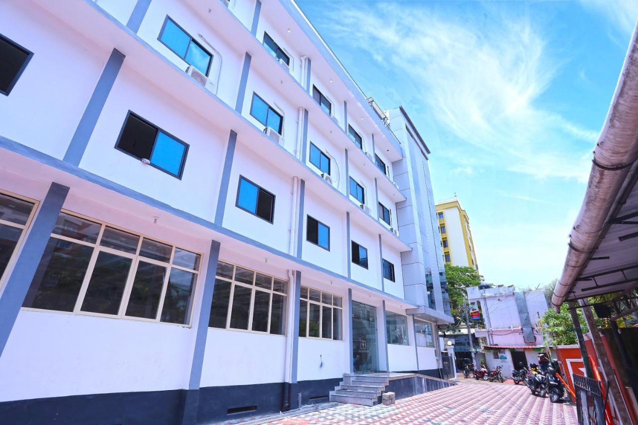 Oyo 13577 Tkr Metro Residency Hotell Kochi Eksteriør bilde