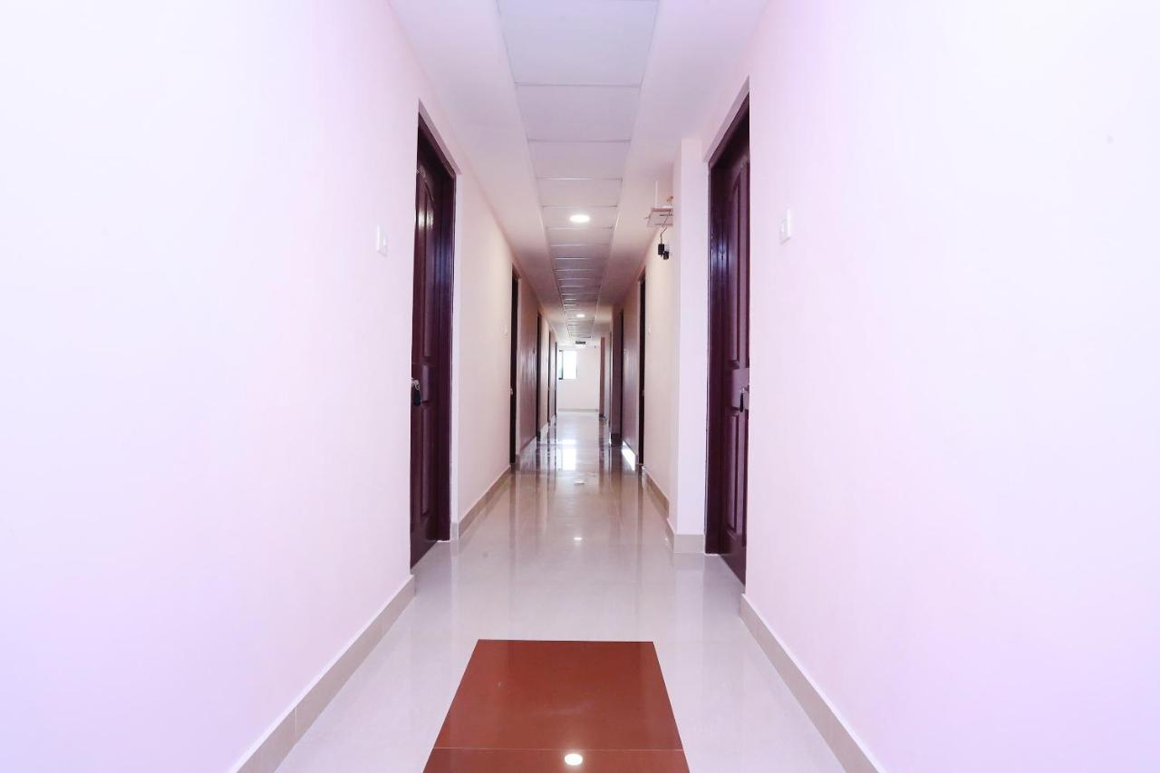Oyo 13577 Tkr Metro Residency Hotell Kochi Eksteriør bilde