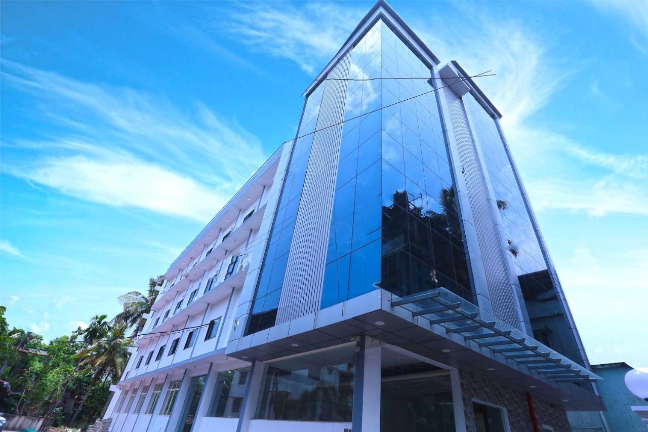 Oyo 13577 Tkr Metro Residency Hotell Kochi Eksteriør bilde